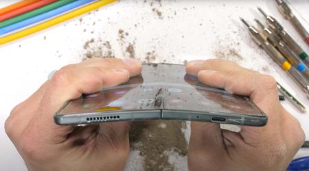 Випробування вогнем, піском і силою: чи вижив складаний Samsung Galaxy Z Fold 3 після перевірки на міцність JerryRigEverything?