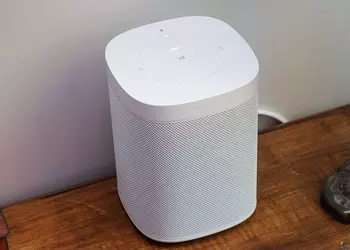 Google работает над новой смарт-колонкой с кодовым названием Prince и дизайном, как у Sonos One