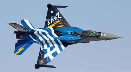 Det greske flyvåpenet evakuerer dusinvis av amerikanske F-16 Fighting Falcon-kampfly på grunn av brann og eksplosjoner i et ammunisjonslager nær en militærbase.