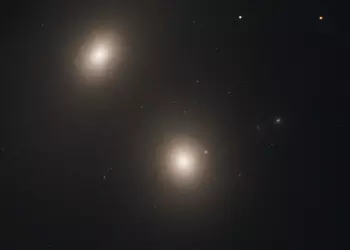 Hubble нашёл ещё одну радиогалактику с активным ядром и сверхмассивной чёрной дырой