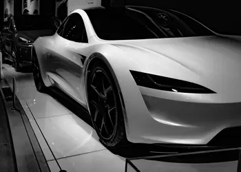 Tesla хочет начать выпуск электромобилей Roadster уже в этом году