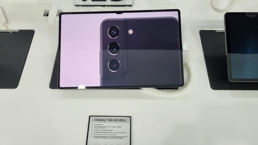 Дисплей с тонкими рамками и «монобровь»: Samsung Galaxy Tab S8 Ultra появился на фотографии