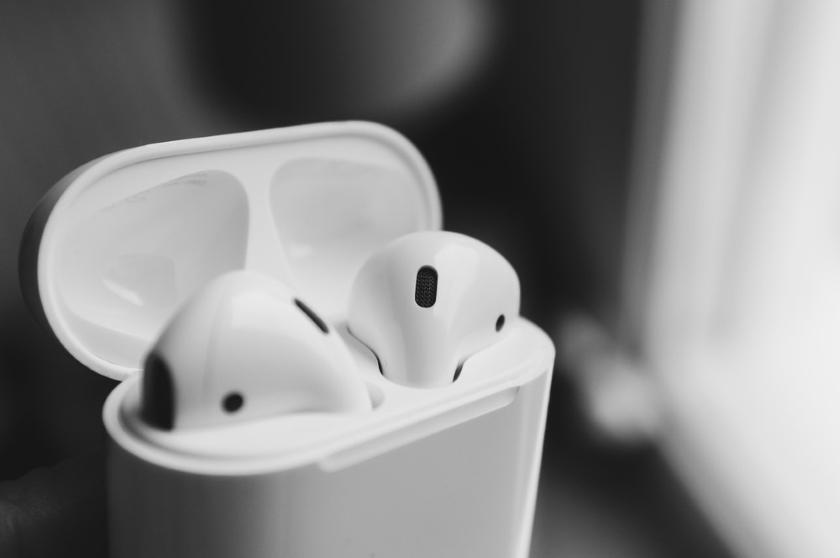 Купить в минске наушники apple airpods 2 в футляре с возможностью беспроводной зарядки