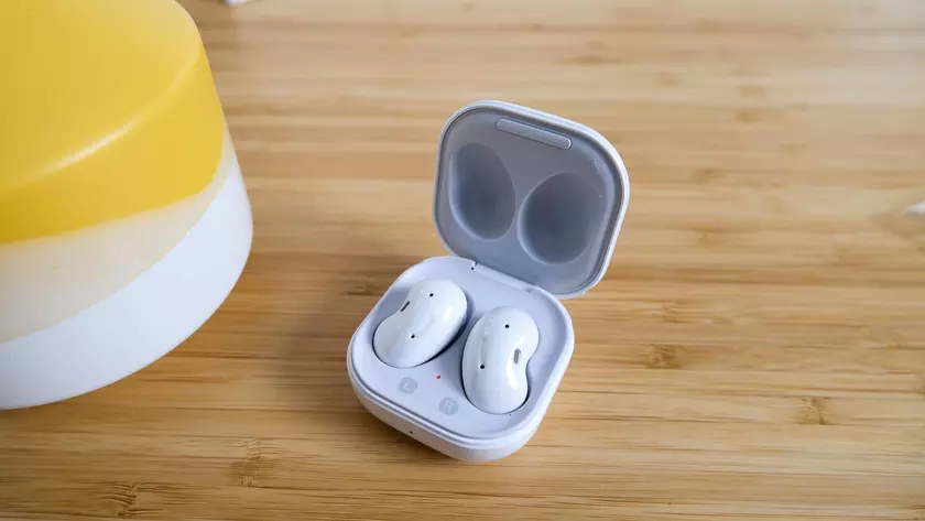 Намного лучше Apple AirPods Pro: в iFixit назвали Samsung Galaxy Buds Live одними из самых ремонтопригодных наушников