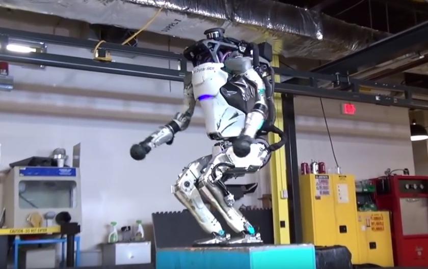 Посмотрите, как робот Boston Dynamics Atlas делает сальто назад