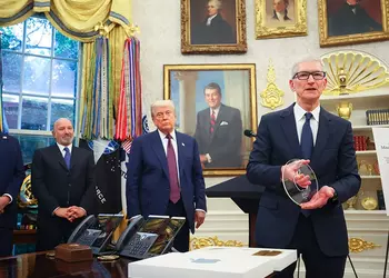 Тим Кук подарил Трампу кусок стекла на золотой подставке, Трамп доволен