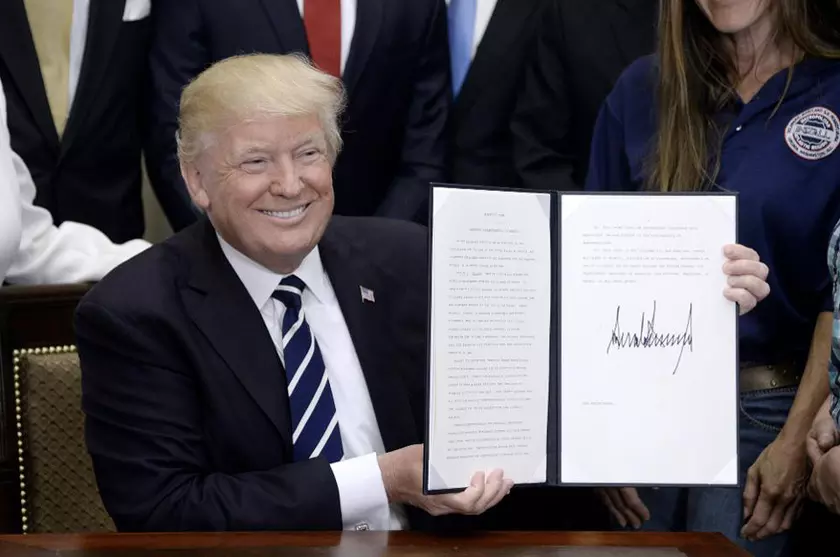 Создан чат-бот, который будет объяснять людям указы Трампа на понятном языке