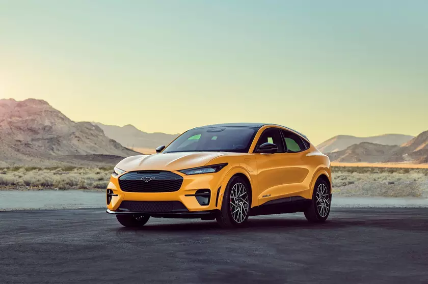Ford Mustang Mach-E GT Performance: топовая версия электрического кроссовера с разгоном до «сотни», как у Tesla Model Y Performance