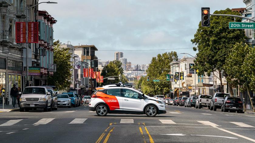 Роботизированные такси Cruise собрались на улице Сан-Франциско и перекрыли движение