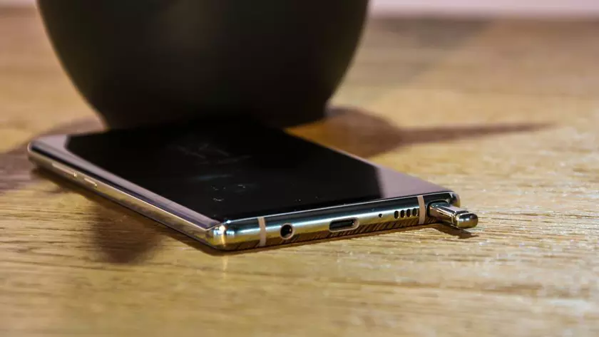 Рендеры Samsung Galaxy Note 9: тройная камера и подэкранный сканер отпечатка пальцев