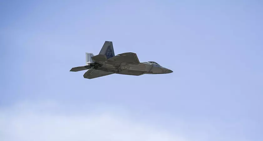 США отправили в Японию группу истребителей пятого поколения F-22 Raptor