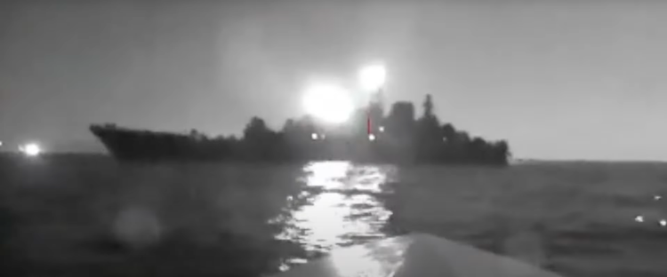 Su Internet è apparso un video di un drone marino che ha attaccato la grande nave da sbarco russa Olenegorsk Miner