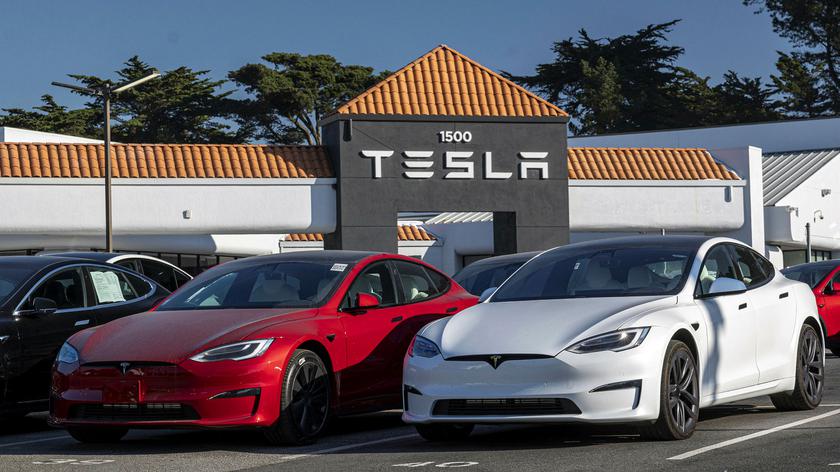 Tesla dała bezpłatny dostęp do Enhanced Autopilot na 30 dni