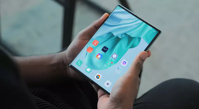 Два экрана, процессор Snapdragon 888 и тройная камера на 50 МП: в сети появились спецификации складного смартфона OPPO