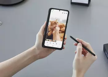 Samsung Galaxy S21 Ultra smartphones started showing pink streaks on the screen after the May update - service centre recommends replacing the display