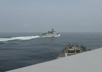 Chinese warship LUYANG III DDG 132 nearly collides with US destroyer USS Chung-Hoon (DDG 93)
