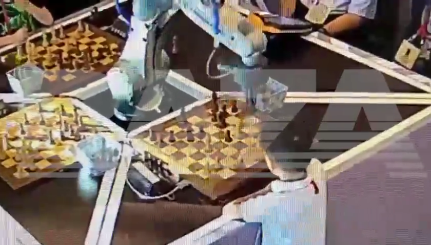 Восстание машин началось – роботу не понравилась спешка, и он сломал шахматисту палец на турнире в москве