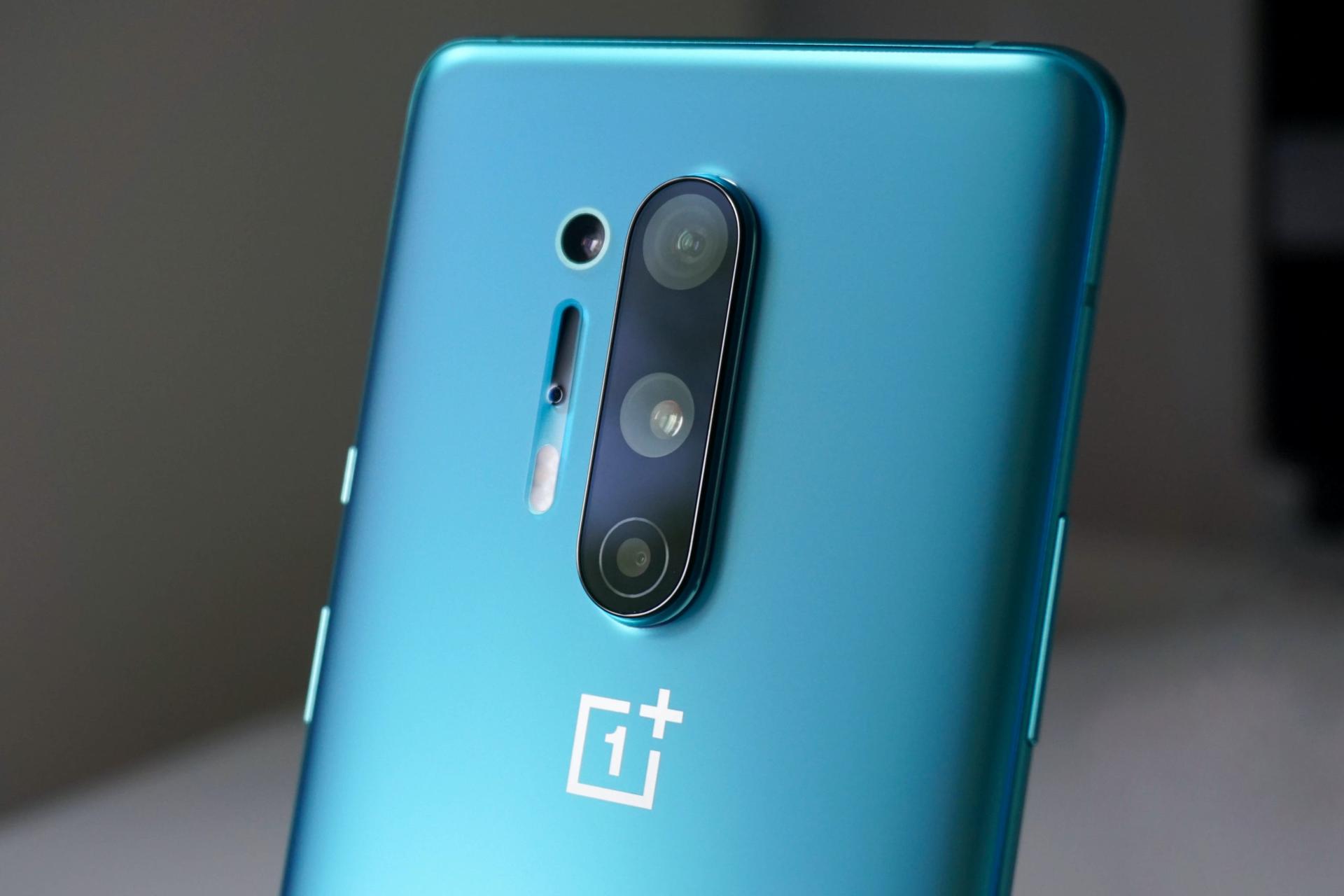 Почему на oneplus 8 pro при заблокирован экране через камеру