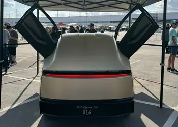 Tesla впервые продемонстрировала беспилотное Robotaxi при дневном свете (видео)