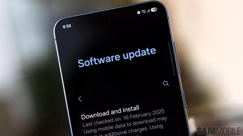 смартфон Samsung с меню обновления системы
