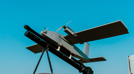 Ukraina otrzyma nowego drona "Vidsich", który będzie w stanie osiągnąć prędkość do 100 km/h i przenosić głowicę bojową o wadze do 3 kg.