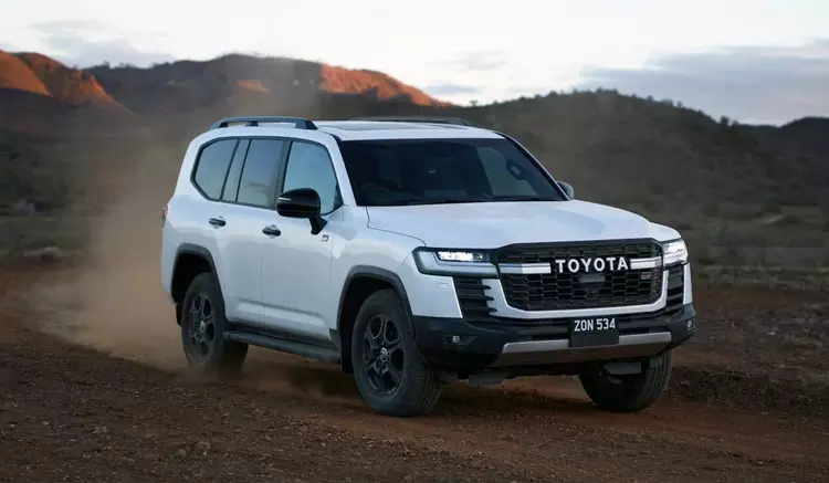 Toyota Land Cruiser 300 Hybrid : ...