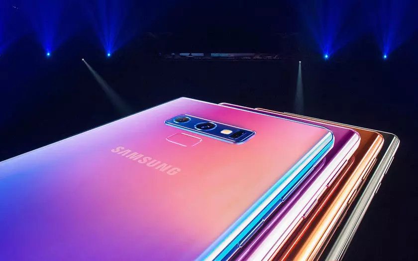 Samsung выпустит Galaxy P30 и фирменные чехлы в градиентных цветах