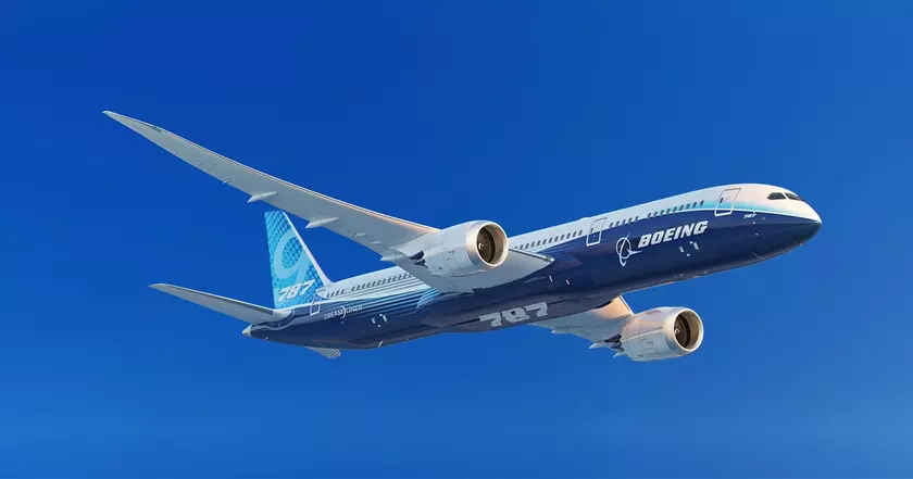 Лайнер Boeing 787 Dreamliner в полёте