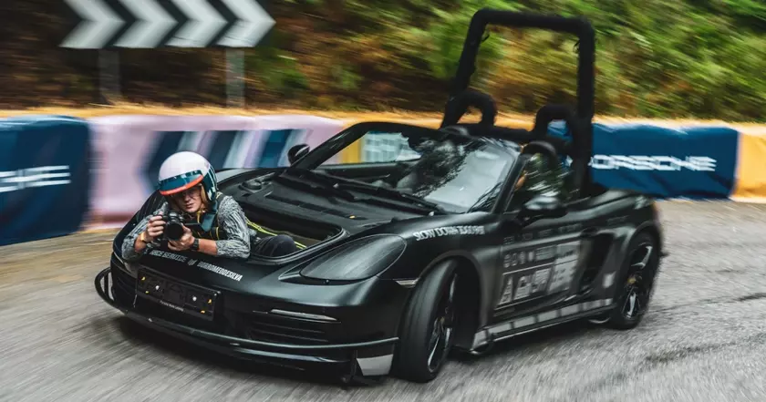 Porsche рассекретила уникальный Boxster для съёмок самых быстрых моделей бренда