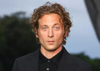 Звезда сериала The Bear Джереми Аллен Уайт сыграет в фильме The Mandalorian & Grogu сына Джабби Хатта