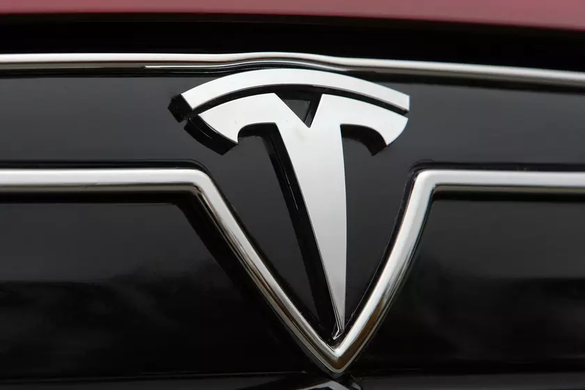 Tesla на автопилоте врезалась в полицейский автомобиль