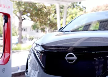 Водители Nissan Ariya в США с 10 декабря смогут заряжаться в сети Tesla Supercharger