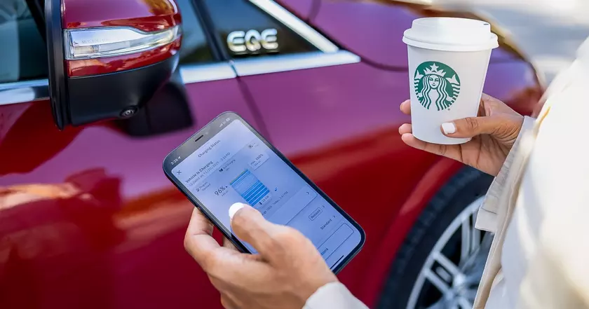 Электрическое будущее: Mercedes-Benz EQE заряжается у Starbucks