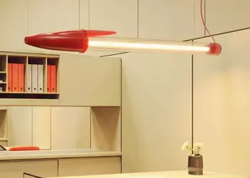 Seletti представила Bic Lamp — светильник в виде культовой шариковой ручки