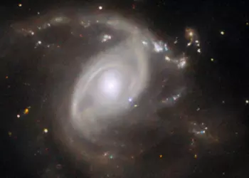 Телескоп Hubble снял потрясающее фото яркой сверхновой в одной из далеких галактик, расположенной на расстоянии около 650 миллионов световых лет