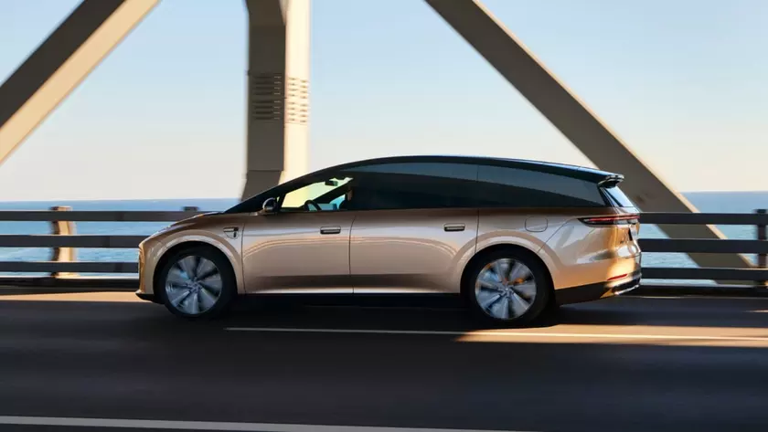 Li Auto i9 едет по мосту, вид сбоку