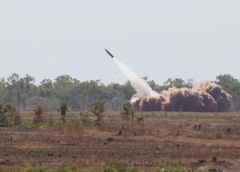 Австралія показала дуже рідкісне відео запуску тактичної балістичної ракети MGM-140 ATACMS з максимальною дальністю пуску 300 км і швидкістю 3700 км/год