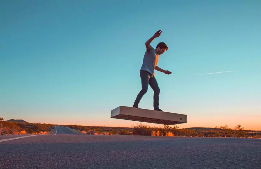 Огромный кирпичеподобный ховерборд с со временем работы 6 минут