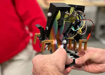 Mugatu: первый управляемый двуногий робот с одним мотором, разработчики хотят уменьшить его размер до LEGO