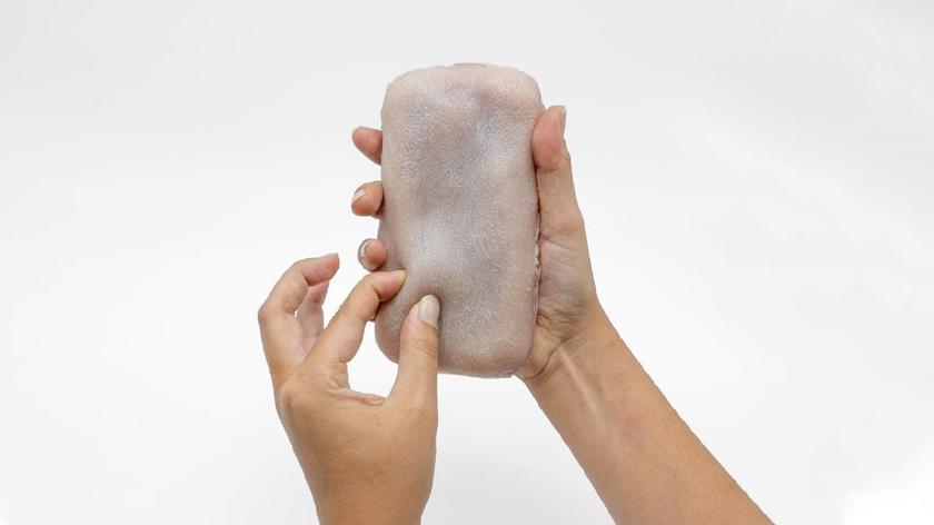 Skin-On — жуткий «кожаный» чехол для гаджетов, который реагирует на поглаживания, щекотку и щипки