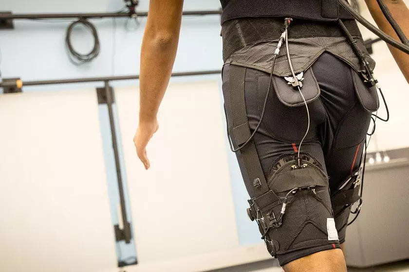 Ученые Гарварда разрабатывают компактный экзоскелет, помогающий в ходьбе и беге