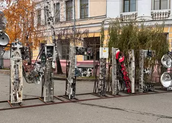 В Києві встановили інсталяцію з понівеченого ...
