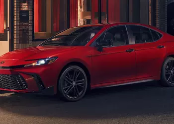 Toyota Camry 2026 для США: версия Nightshade и новый цвет кузова Dark Cosmos