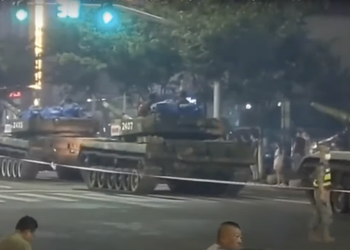China schickt Panzer auf die Straße, um Banken vor Demonstranten zu schützen
