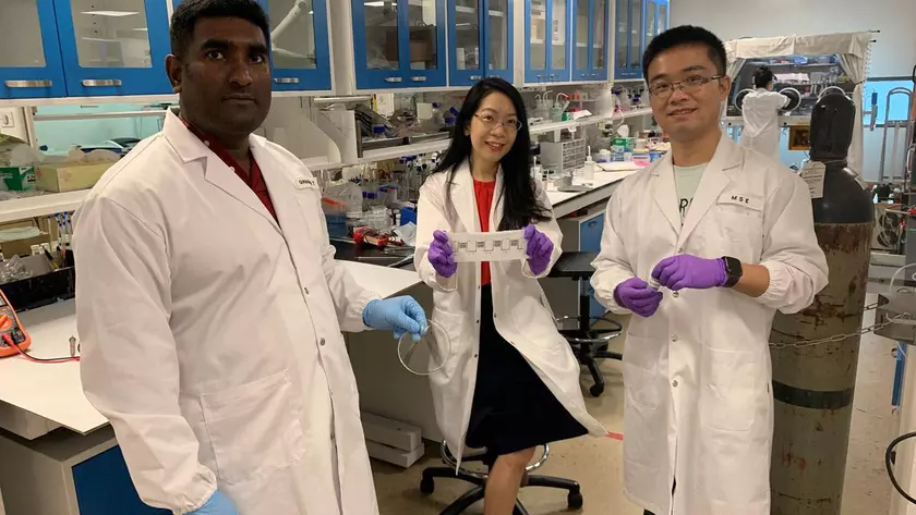 Представлена гибкая батарея, заряжающаяся от пота