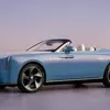Кабриолет Rolls-Royce на дороге