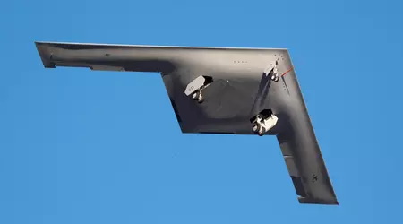 Le bombardier nucléaire B-21 Raider a effectué son premier vol et s'est rendu sur une base de l'armée de l'air américaine pour y subir d'autres essais.