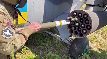 Die ukrainischen Streitkräfte zeigten das Laden von US-Hydra-Raketen in die M261-Abschussvorrichtung eines Mi-24V-Hubschraubers