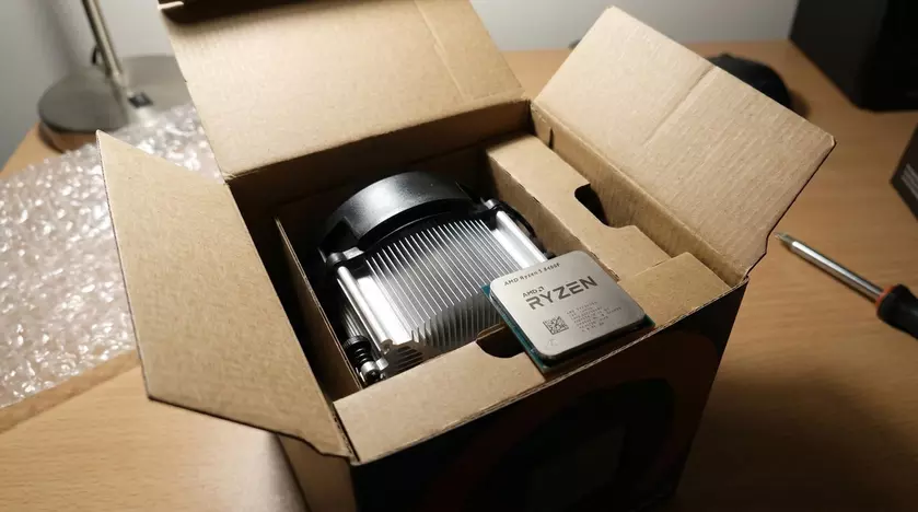Процессор Ryzen 5 8400F в коробке кулера