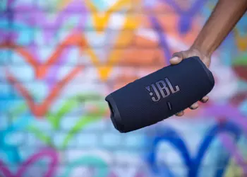 JBL Charge 5 c защитой IP67, портом USB-C и автономностью до 20 часов можно купить на Amazon со скидкой $40